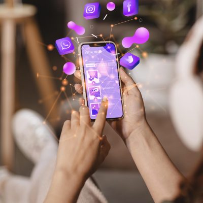 maos-segurando-o-conceito-de-midia-social-smartphone maos-segurando-o-conceito-de-midia-social-smartphone